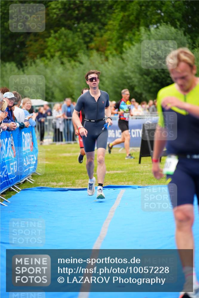 30.08.2026 - Elbe Triathlon Hamburg LAZAROV Photography http://msf.ph/oto/10057228 30.08.2026 11:17:36 Ziel 579, 580, 1148, 1621 meine-sportfotos.de