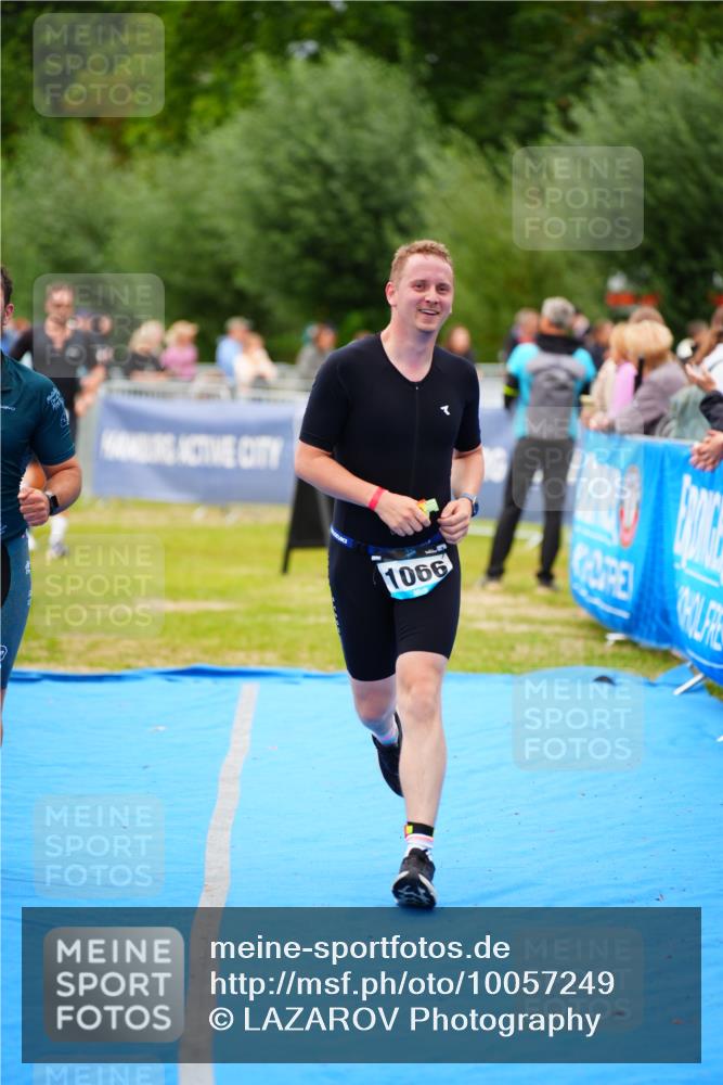 30.08.2026 - Elbe Triathlon Hamburg LAZAROV Photography http://msf.ph/oto/10057249 30.08.2026 11:17:50 Ziel 441, 1066, 1359 meine-sportfotos.de