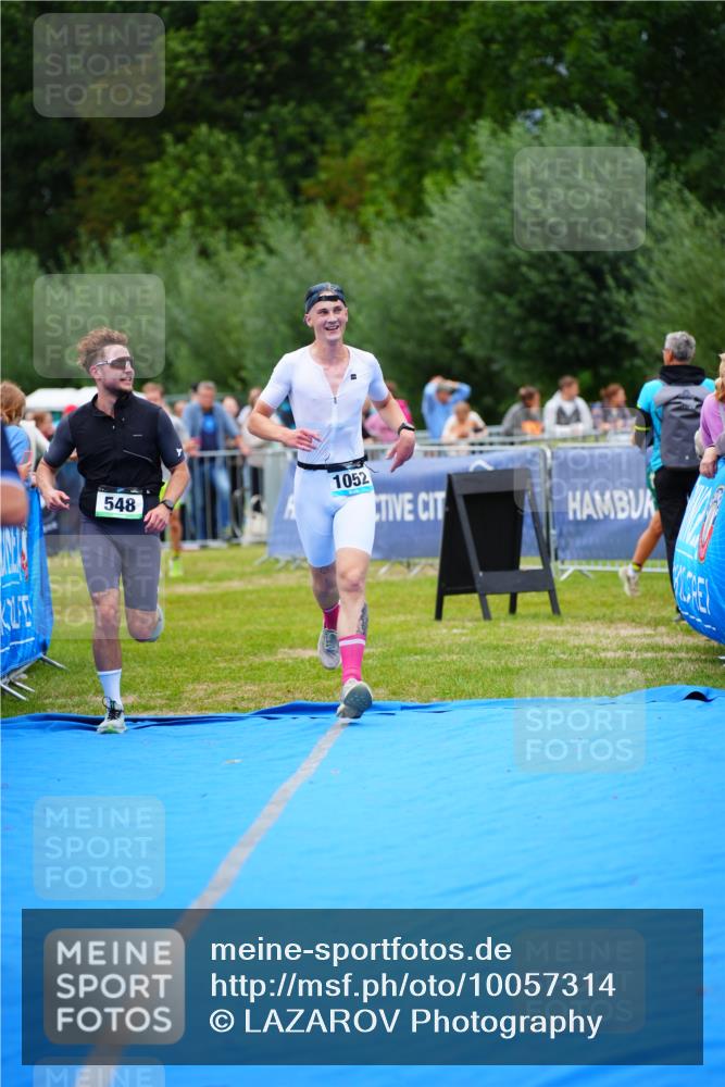 30.08.2026 - Elbe Triathlon Hamburg LAZAROV Photography http://msf.ph/oto/10057314 30.08.2026 11:18:24 Ziel 520, 548, 577, 1052 meine-sportfotos.de