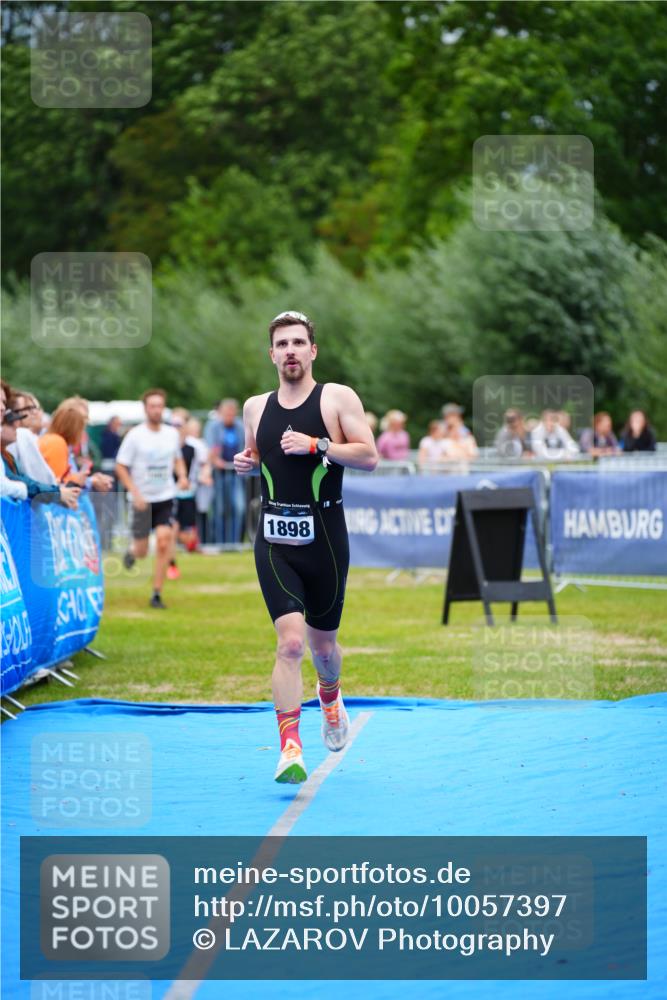 30.08.2026 - Elbe Triathlon Hamburg LAZAROV Photography http://msf.ph/oto/10057397 30.08.2026 11:19:06 Ziel 1049, 1083, 1898 meine-sportfotos.de