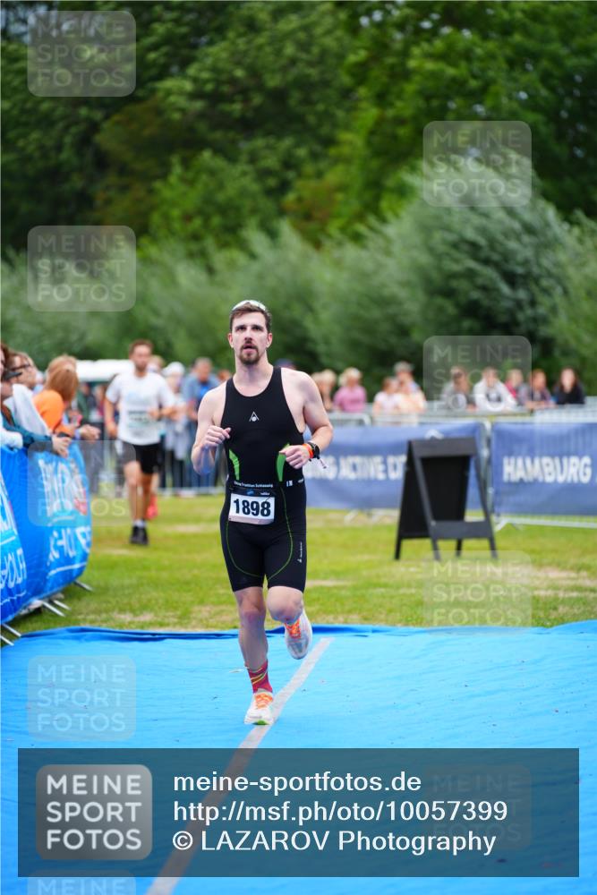 30.08.2026 - Elbe Triathlon Hamburg LAZAROV Photography http://msf.ph/oto/10057399 30.08.2026 11:19:06 Ziel 1049, 1083, 1898 meine-sportfotos.de