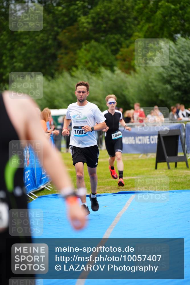 30.08.2026 - Elbe Triathlon Hamburg LAZAROV Photography http://msf.ph/oto/10057407 30.08.2026 11:19:11 Ziel 1049, 1083, 1898 meine-sportfotos.de