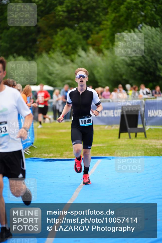 30.08.2026 - Elbe Triathlon Hamburg LAZAROV Photography http://msf.ph/oto/10057414 30.08.2026 11:19:13 Ziel 1049, 1083 meine-sportfotos.de