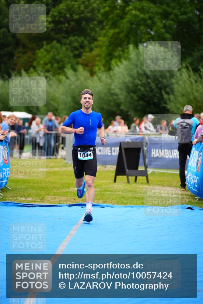 30.08.2026 - Elbe Triathlon Hamburg LAZAROV Photography http://msf.ph/oto/10057424 30.08.2026 11:19:21 Ziel 1044 meine-sportfotos.de