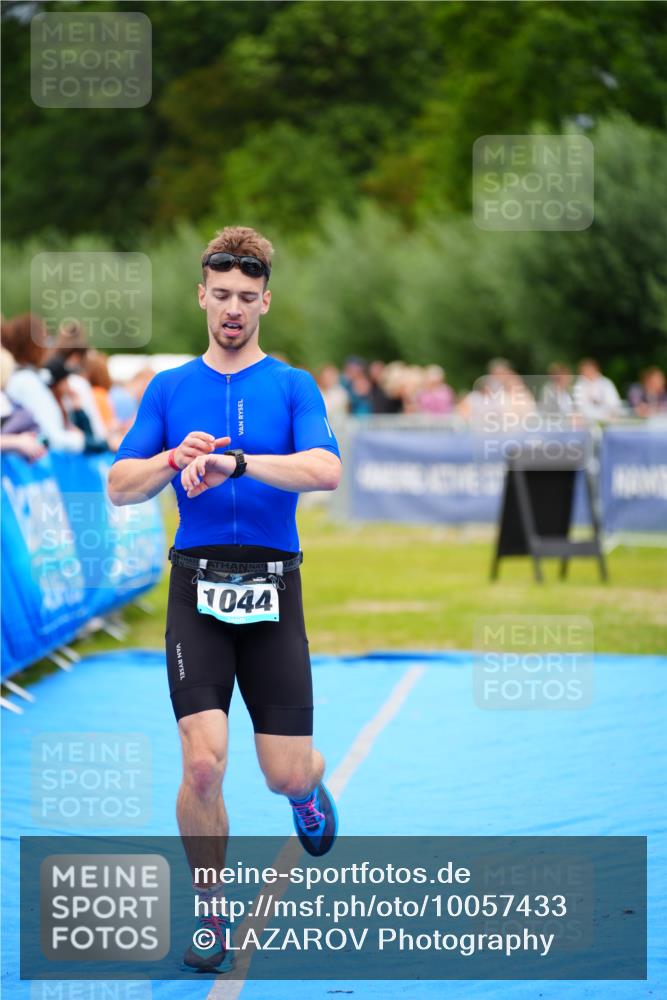 30.08.2026 - Elbe Triathlon Hamburg LAZAROV Photography http://msf.ph/oto/10057433 30.08.2026 11:19:23 Ziel 995, 1044 meine-sportfotos.de