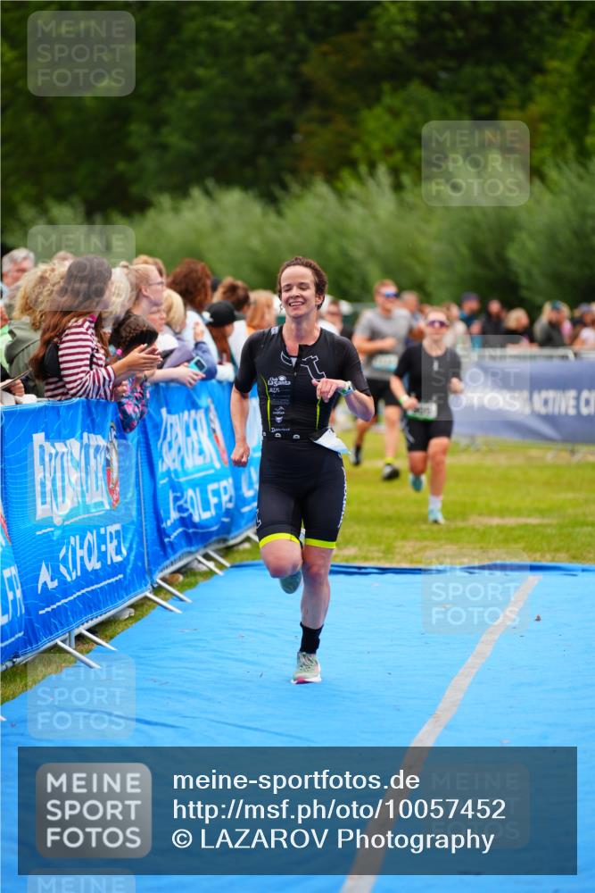 30.08.2026 - Elbe Triathlon Hamburg LAZAROV Photography http://msf.ph/oto/10057452 30.08.2026 11:19:35 Ziel 950, 1091, 1108, 1111 meine-sportfotos.de