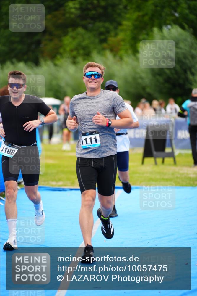 30.08.2026 - Elbe Triathlon Hamburg LAZAROV Photography http://msf.ph/oto/10057475 30.08.2026 11:19:41 Ziel 1091, 1108, 1111 meine-sportfotos.de