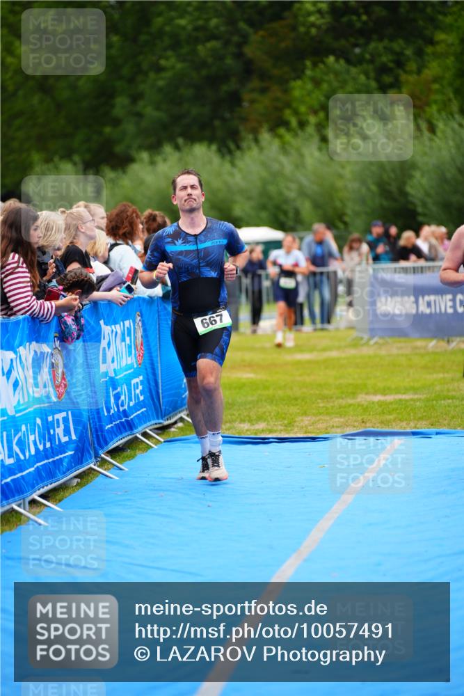 30.08.2026 - Elbe Triathlon Hamburg LAZAROV Photography http://msf.ph/oto/10057491 30.08.2026 11:19:48 Ziel 667, 704 meine-sportfotos.de