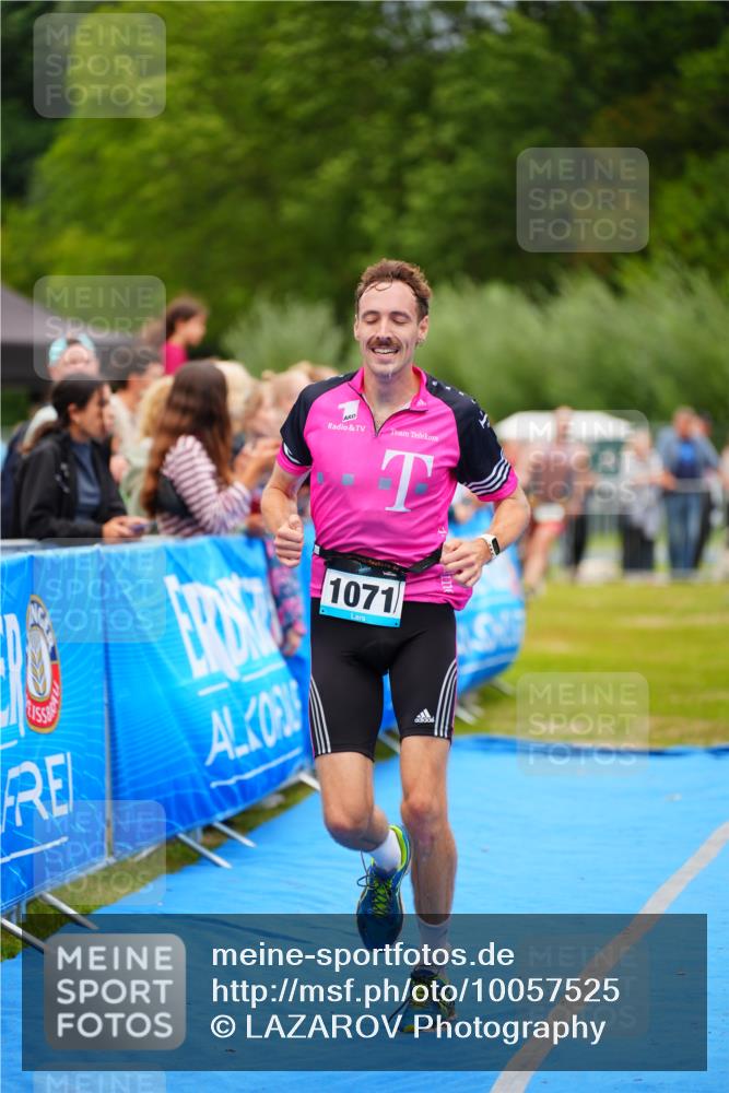 30.08.2026 - Elbe Triathlon Hamburg LAZAROV Photography http://msf.ph/oto/10057525 30.08.2026 11:20:01 Ziel 572, 725, 1071 meine-sportfotos.de