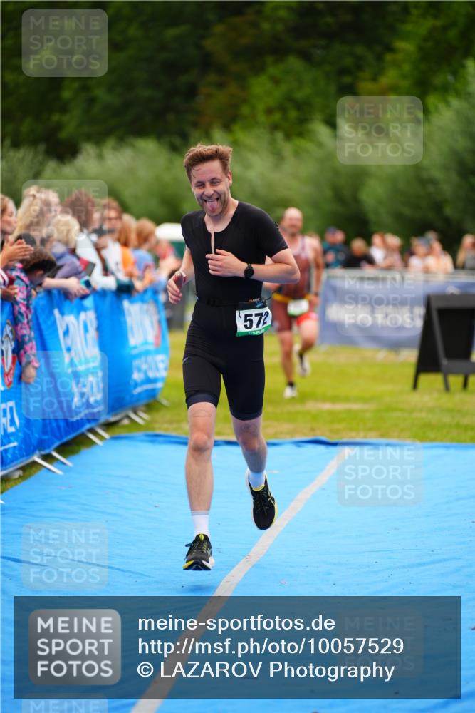 30.08.2026 - Elbe Triathlon Hamburg LAZAROV Photography http://msf.ph/oto/10057529 30.08.2026 11:20:03 Ziel 572, 725, 1071 meine-sportfotos.de