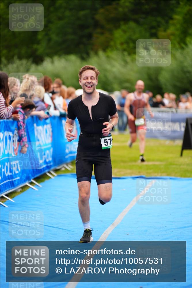 30.08.2026 - Elbe Triathlon Hamburg LAZAROV Photography http://msf.ph/oto/10057531 30.08.2026 11:20:04 Ziel 572, 725, 1071 meine-sportfotos.de