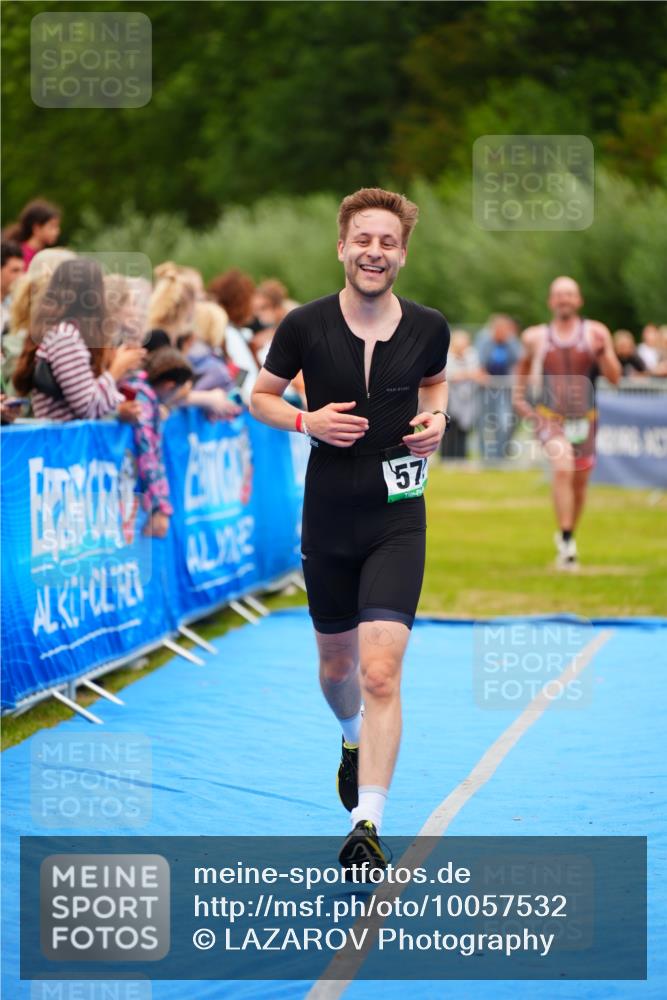 30.08.2026 - Elbe Triathlon Hamburg LAZAROV Photography http://msf.ph/oto/10057532 30.08.2026 11:20:04 Ziel 572, 725, 1071 meine-sportfotos.de