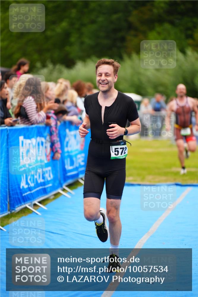 30.08.2026 - Elbe Triathlon Hamburg LAZAROV Photography http://msf.ph/oto/10057534 30.08.2026 11:20:04 Ziel 572, 725, 1071 meine-sportfotos.de