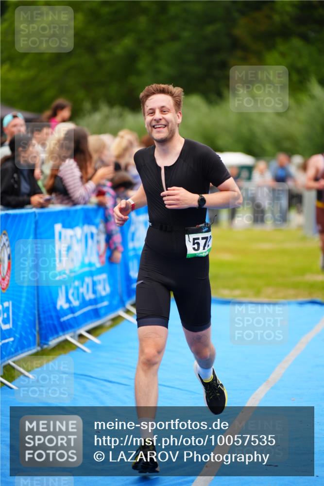30.08.2026 - Elbe Triathlon Hamburg LAZAROV Photography http://msf.ph/oto/10057535 30.08.2026 11:20:04 Ziel 572, 725, 1071 meine-sportfotos.de