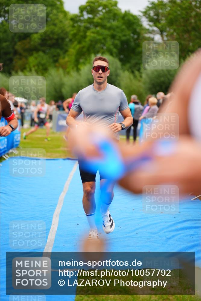 30.08.2026 - Elbe Triathlon Hamburg LAZAROV Photography http://msf.ph/oto/10057792 30.08.2026 11:22:08 Ziel 703, 1113 meine-sportfotos.de