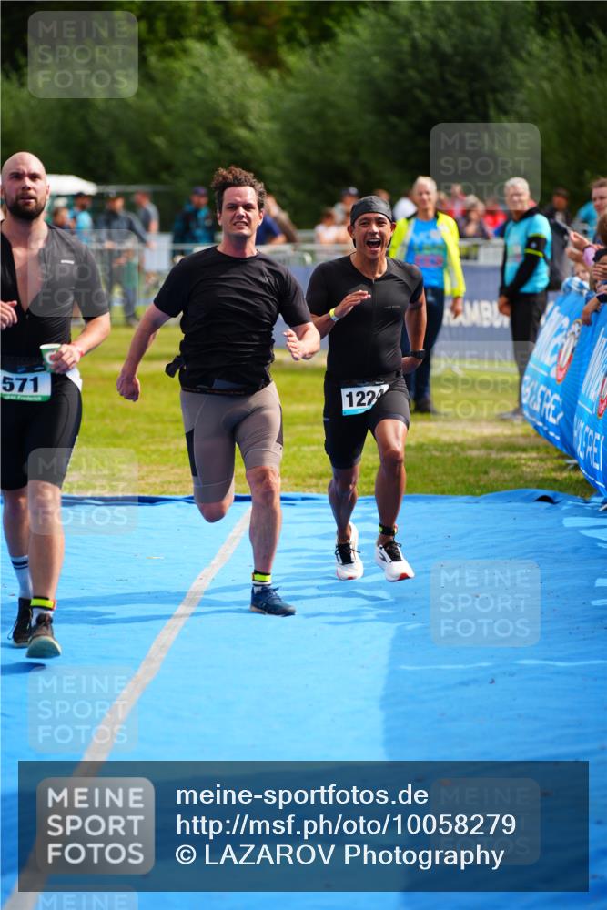 30.08.2026 - Elbe Triathlon Hamburg LAZAROV Photography http://msf.ph/oto/10058279 30.08.2026 11:26:49 Ziel 571, 1119, 1203, 1224 meine-sportfotos.de