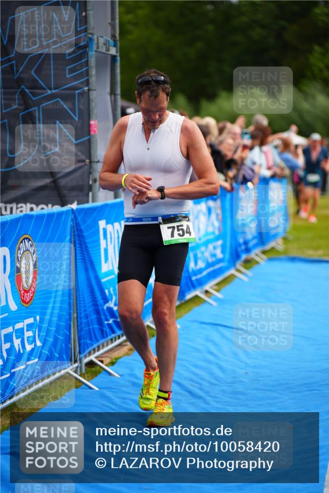 30.08.2026 - Elbe Triathlon Hamburg LAZAROV Photography http://msf.ph/oto/10058420 30.08.2026 11:28:08 Ziel 687, 754 meine-sportfotos.de