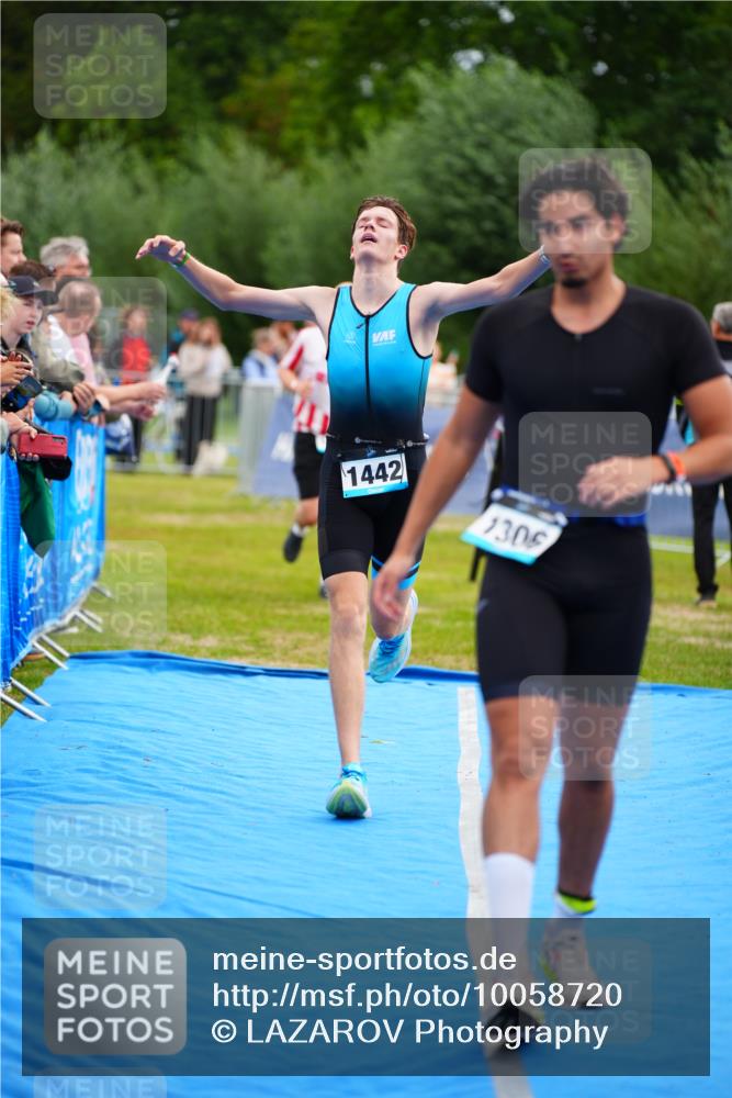 30.08.2026 - Elbe Triathlon Hamburg LAZAROV Photography http://msf.ph/oto/10058720 30.08.2026 11:30:59 Ziel 1018, 1306, 1442 meine-sportfotos.de