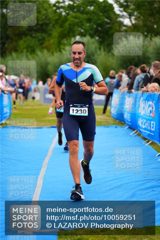 30.08.2026 - Elbe Triathlon Hamburg LAZAROV Photography http://msf.ph/oto/10059251 30.08.2026 11:35:07 Ziel 1213, 1230 meine-sportfotos.de