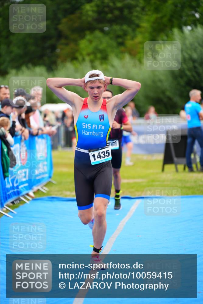 30.08.2026 - Elbe Triathlon Hamburg LAZAROV Photography http://msf.ph/oto/10059415 30.08.2026 11:35:54 Ziel 1168, 1435, 1439 meine-sportfotos.de