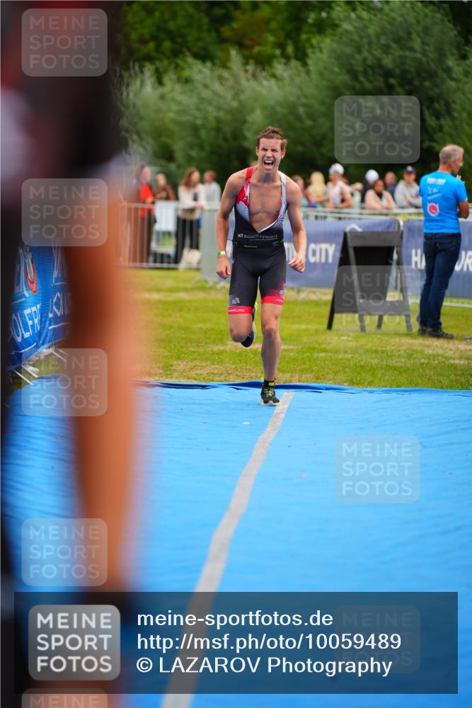 30.08.2026 - Elbe Triathlon Hamburg LAZAROV Photography http://msf.ph/oto/10059489 30.08.2026 11:36:17 Ziel 1446, 1447 meine-sportfotos.de