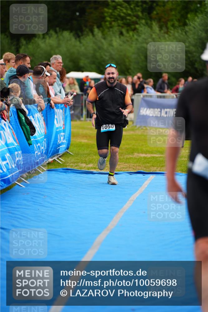 30.08.2026 - Elbe Triathlon Hamburg LAZAROV Photography http://msf.ph/oto/10059698 30.08.2026 11:37:06 Ziel 879, 1050, 1307 meine-sportfotos.de