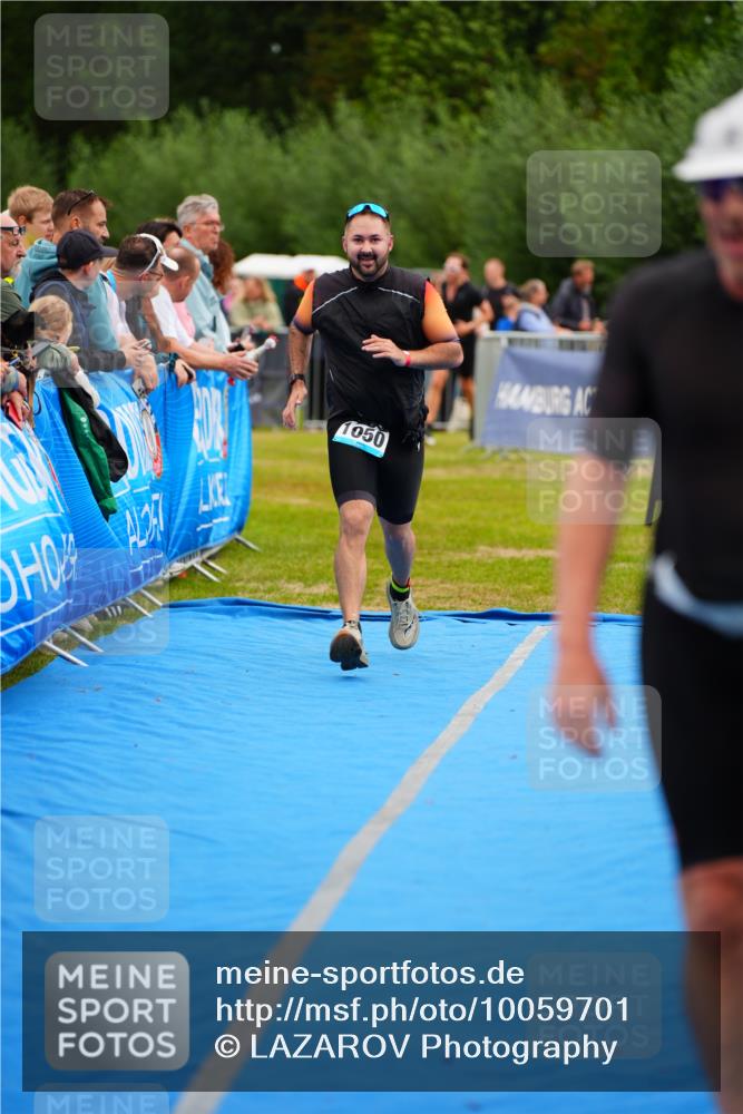 30.08.2026 - Elbe Triathlon Hamburg LAZAROV Photography http://msf.ph/oto/10059701 30.08.2026 11:37:06 Ziel 879, 1050, 1307 meine-sportfotos.de