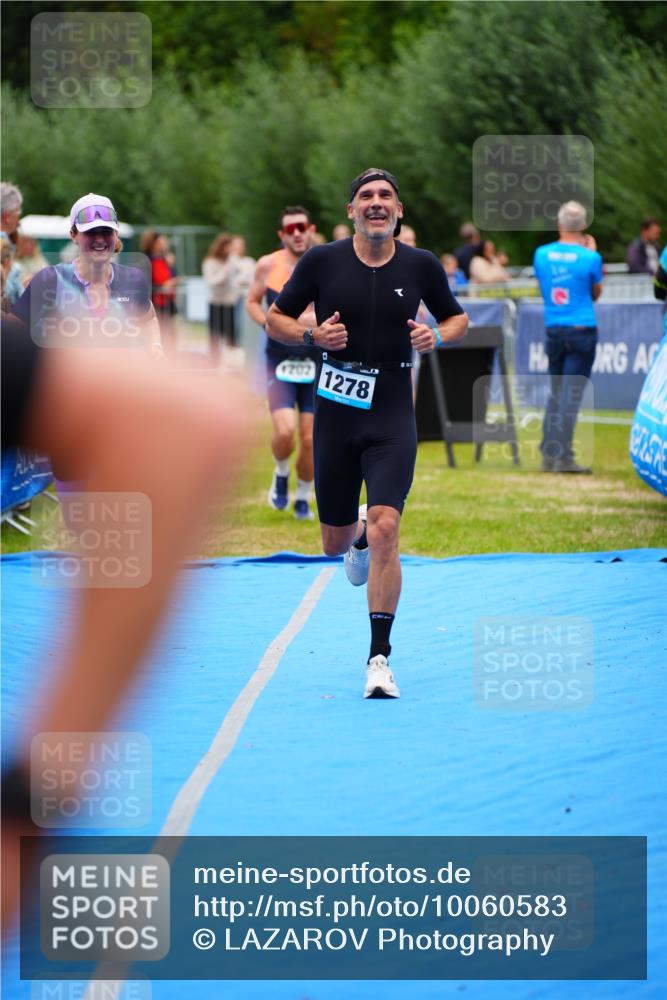 30.08.2026 - Elbe Triathlon Hamburg LAZAROV Photography http://msf.ph/oto/10060583 30.08.2026 11:41:23 Ziel 806, 1202, 1278 meine-sportfotos.de
