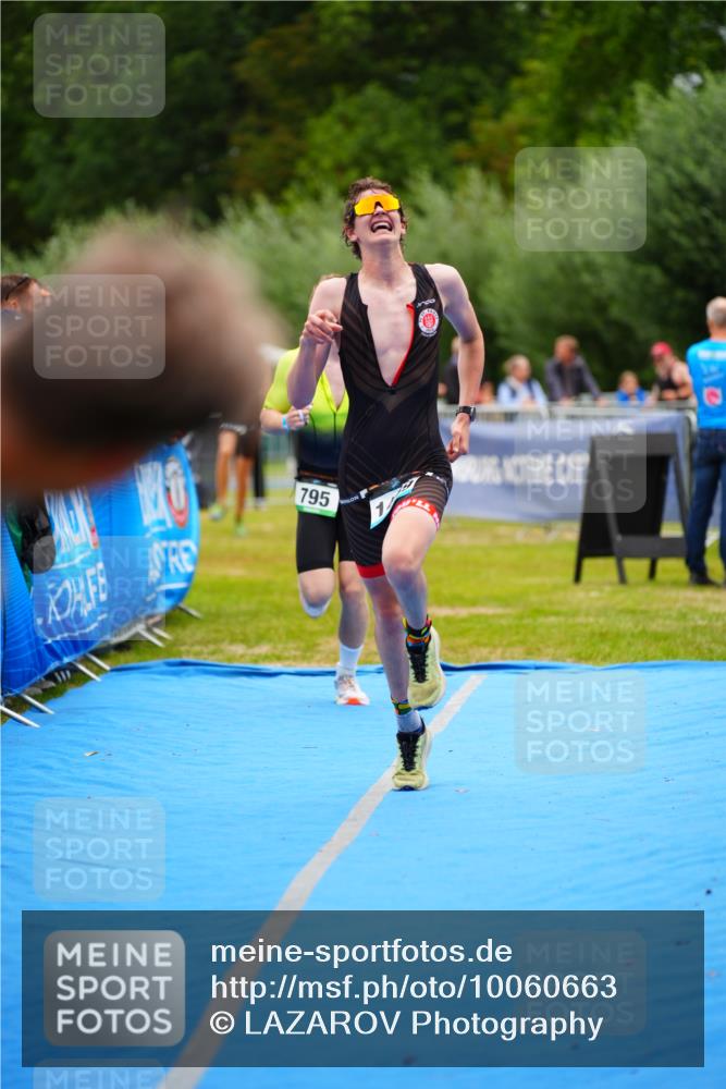 30.08.2026 - Elbe Triathlon Hamburg LAZAROV Photography http://msf.ph/oto/10060663 30.08.2026 11:41:44 Ziel 795, 1272, 1449 meine-sportfotos.de
