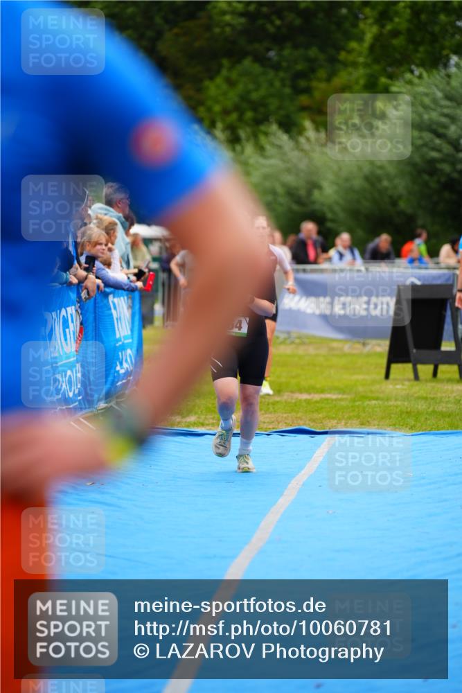 30.08.2026 - Elbe Triathlon Hamburg LAZAROV Photography http://msf.ph/oto/10060781 30.08.2026 11:42:17 Ziel 792, 817, 864 meine-sportfotos.de