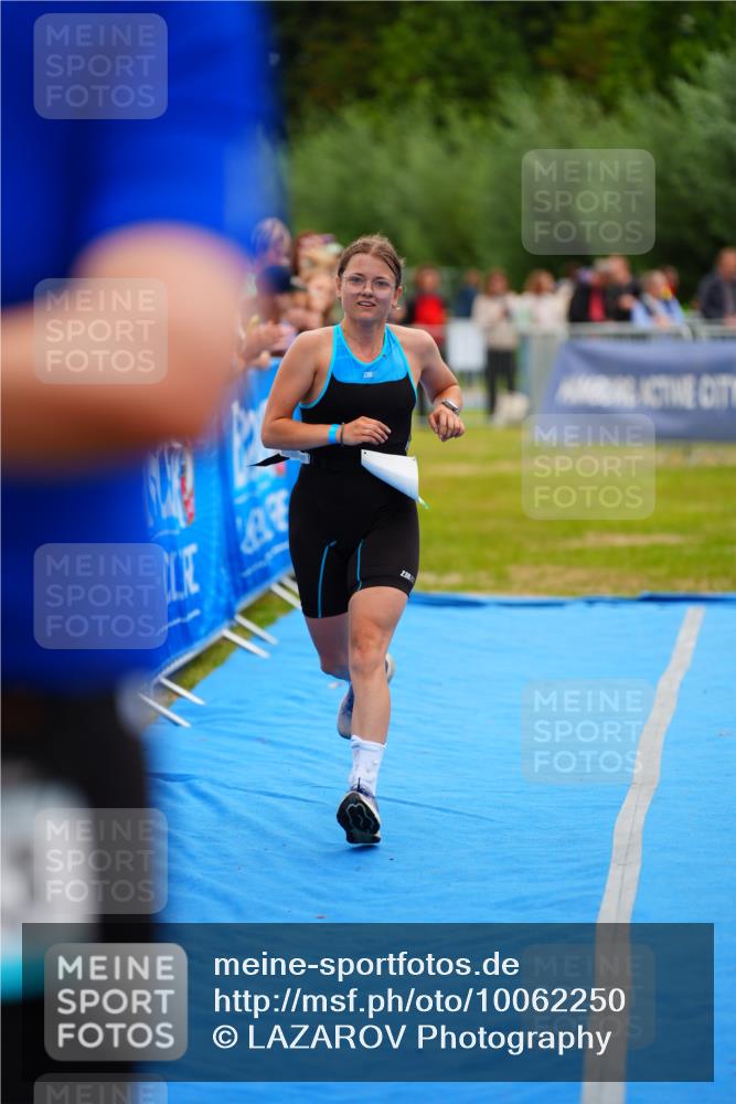 30.08.2026 - Elbe Triathlon Hamburg LAZAROV Photography http://msf.ph/oto/10062250 30.08.2026 11:48:12 Ziel 821 meine-sportfotos.de