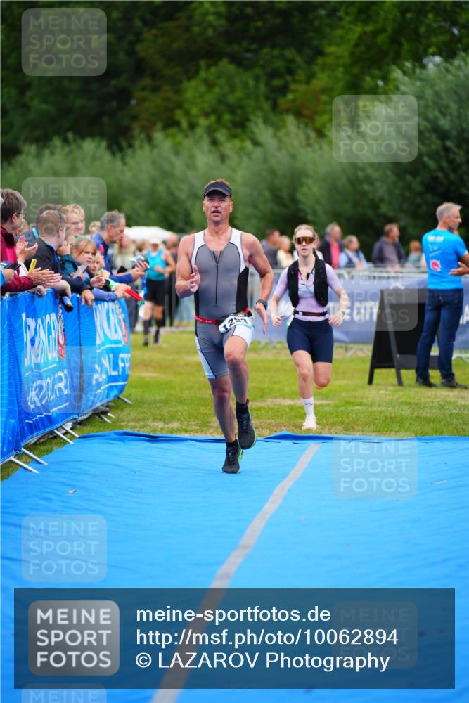 30.08.2026 - Elbe Triathlon Hamburg LAZAROV Photography http://msf.ph/oto/10062894 30.08.2026 11:51:06 Ziel 833, 1274, 1293 meine-sportfotos.de