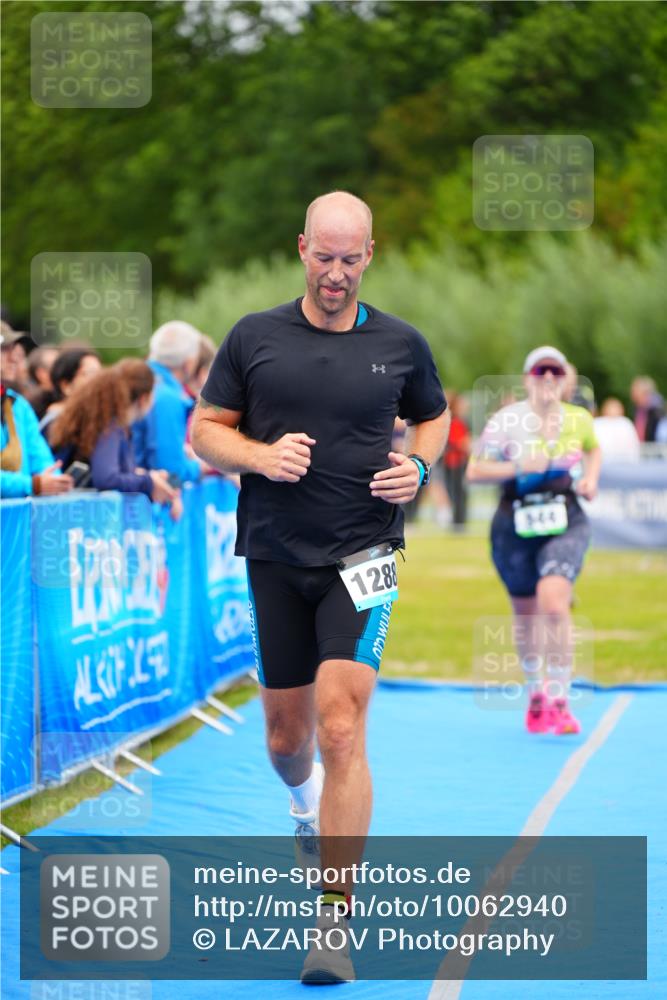 30.08.2026 - Elbe Triathlon Hamburg LAZAROV Photography http://msf.ph/oto/10062940 30.08.2026 11:51:20 Ziel 944, 1288, 1347 meine-sportfotos.de
