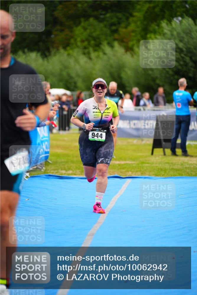 30.08.2026 - Elbe Triathlon Hamburg LAZAROV Photography http://msf.ph/oto/10062942 30.08.2026 11:51:21 Ziel 944, 1288, 1347 meine-sportfotos.de
