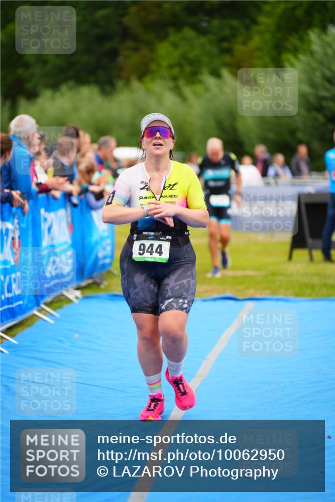30.08.2026 - Elbe Triathlon Hamburg LAZAROV Photography http://msf.ph/oto/10062950 30.08.2026 11:51:22 Ziel 944, 1288, 1347 meine-sportfotos.de