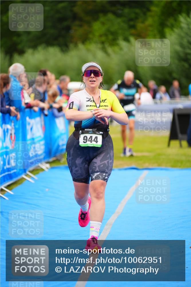 30.08.2026 - Elbe Triathlon Hamburg LAZAROV Photography http://msf.ph/oto/10062951 30.08.2026 11:51:22 Ziel 944, 1288, 1347 meine-sportfotos.de
