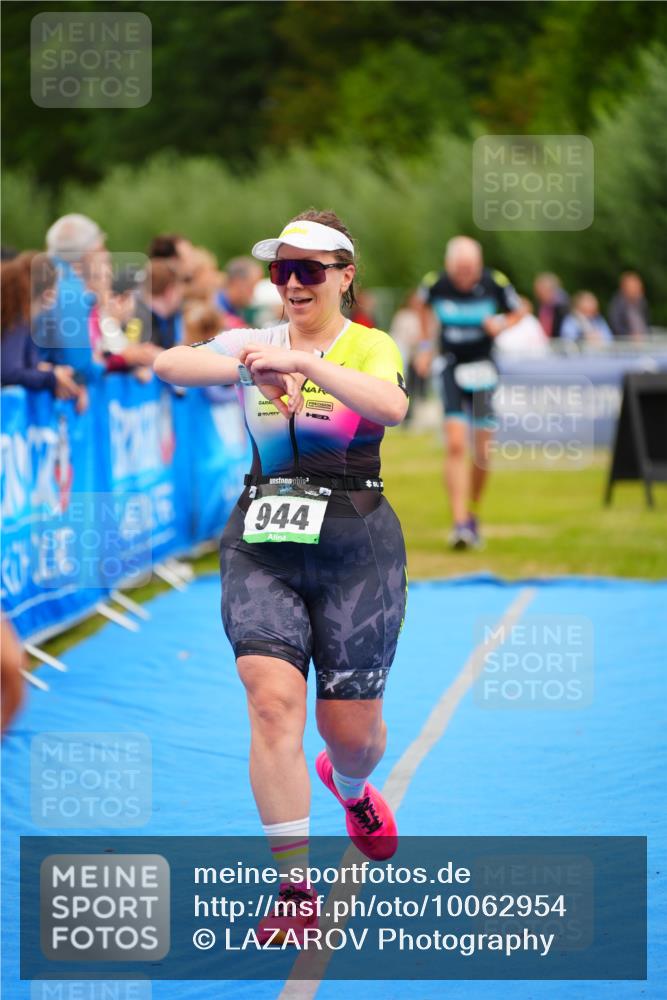 30.08.2026 - Elbe Triathlon Hamburg LAZAROV Photography http://msf.ph/oto/10062954 30.08.2026 11:51:23 Ziel 944, 1288, 1347 meine-sportfotos.de