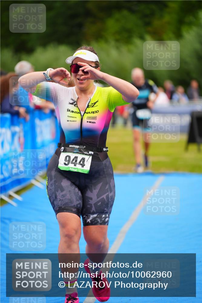 30.08.2026 - Elbe Triathlon Hamburg LAZAROV Photography http://msf.ph/oto/10062960 30.08.2026 11:51:24 Ziel 944, 1288, 1347 meine-sportfotos.de