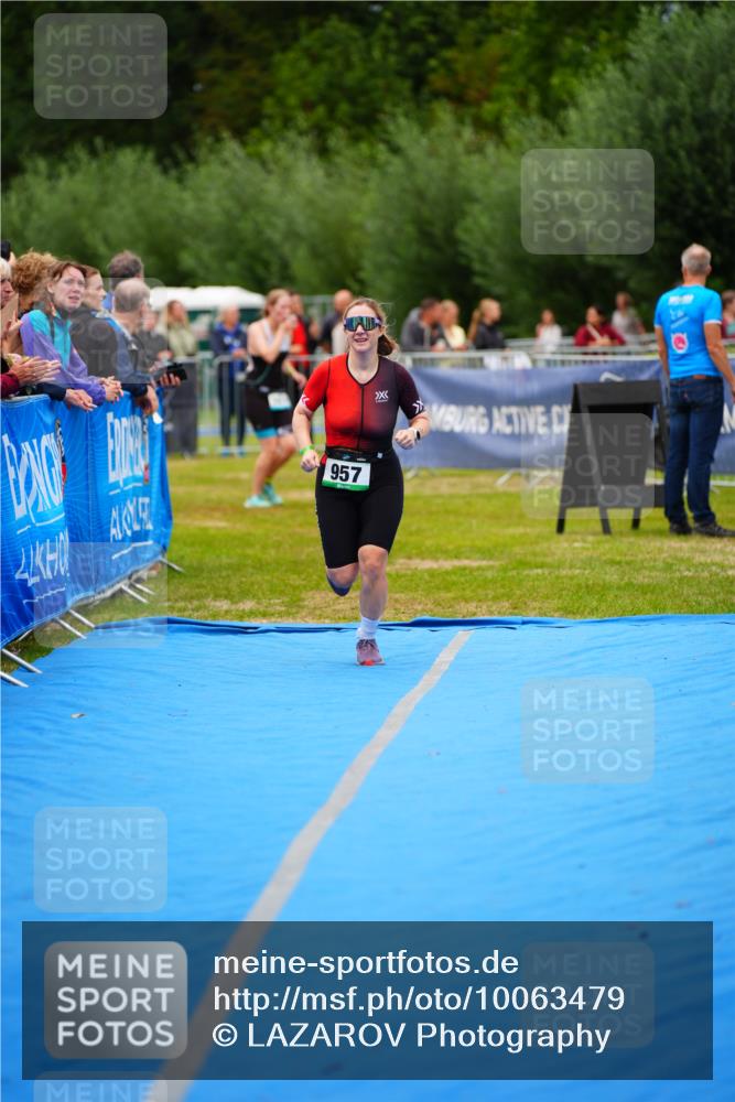 30.08.2026 - Elbe Triathlon Hamburg LAZAROV Photography http://msf.ph/oto/10063479 30.08.2026 11:56:12 Ziel 957 meine-sportfotos.de