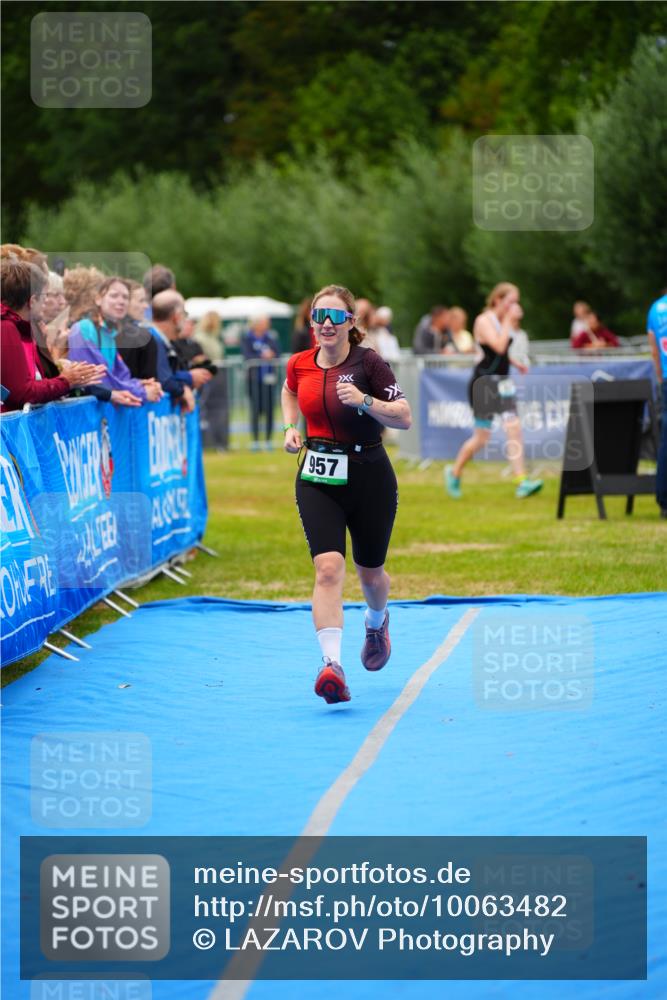 30.08.2026 - Elbe Triathlon Hamburg LAZAROV Photography http://msf.ph/oto/10063482 30.08.2026 11:56:13 Ziel 957 meine-sportfotos.de