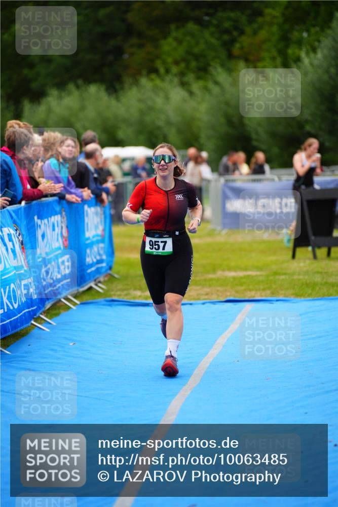 30.08.2026 - Elbe Triathlon Hamburg LAZAROV Photography http://msf.ph/oto/10063485 30.08.2026 11:56:13 Ziel 957 meine-sportfotos.de