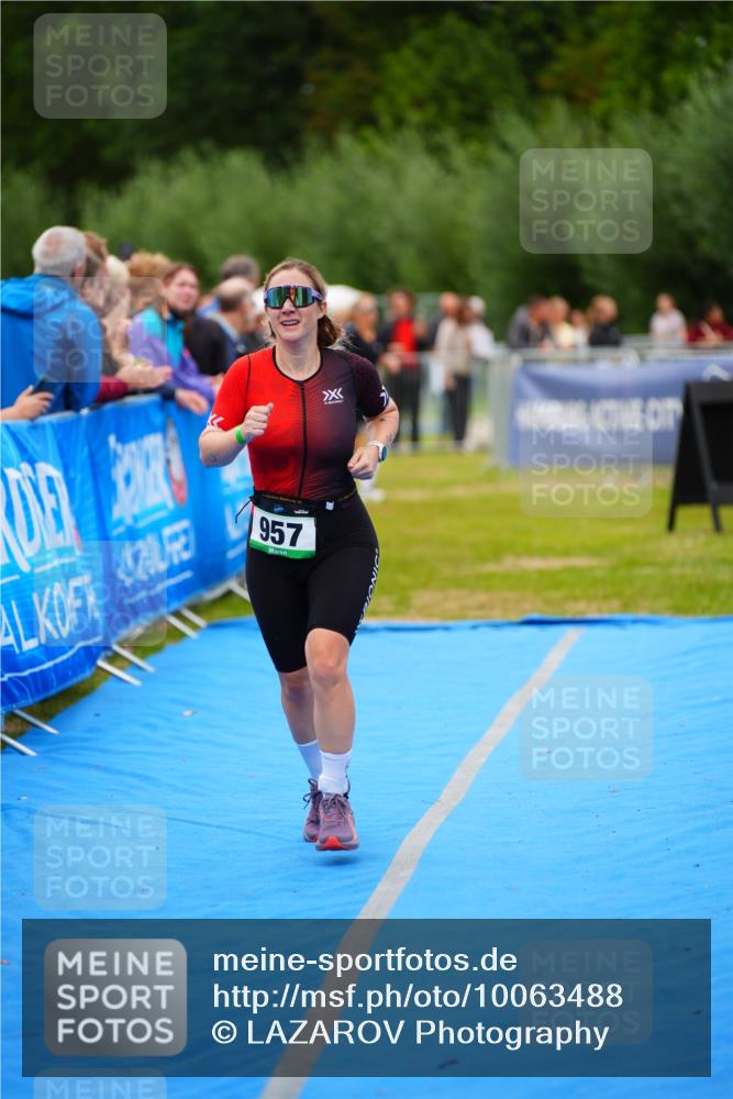 30.08.2026 - Elbe Triathlon Hamburg LAZAROV Photography http://msf.ph/oto/10063488 30.08.2026 11:56:14 Ziel 957 meine-sportfotos.de