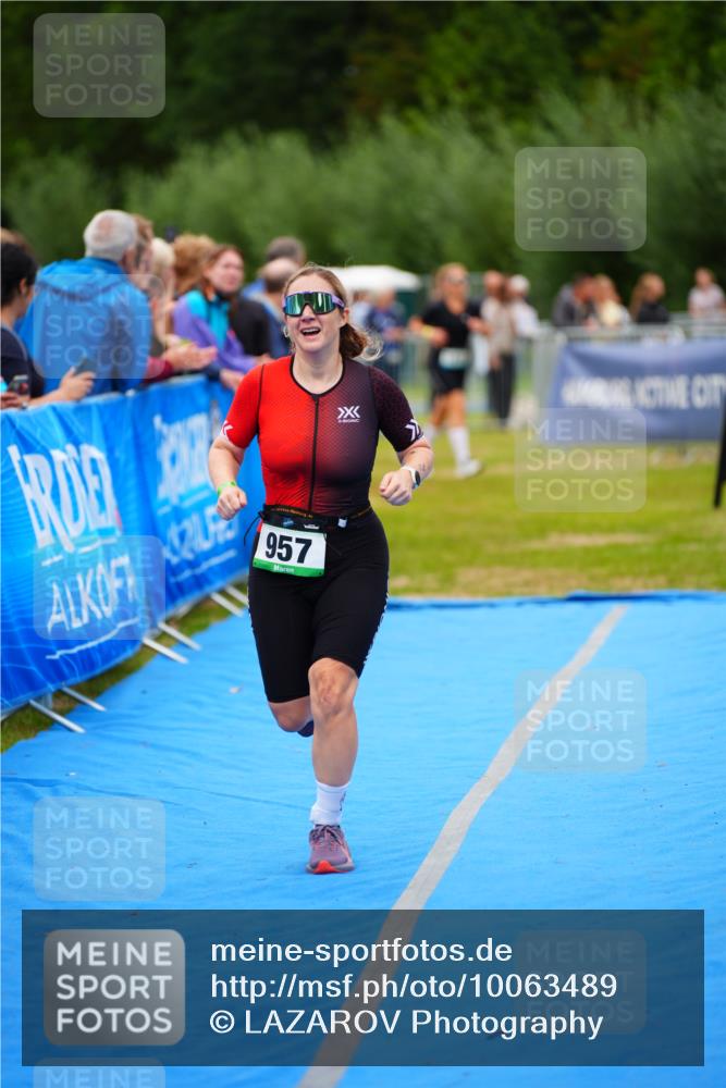 30.08.2026 - Elbe Triathlon Hamburg LAZAROV Photography http://msf.ph/oto/10063489 30.08.2026 11:56:14 Ziel 957 meine-sportfotos.de
