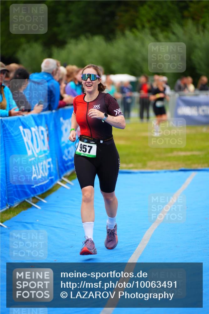 30.08.2026 - Elbe Triathlon Hamburg LAZAROV Photography http://msf.ph/oto/10063491 30.08.2026 11:56:14 Ziel 957 meine-sportfotos.de