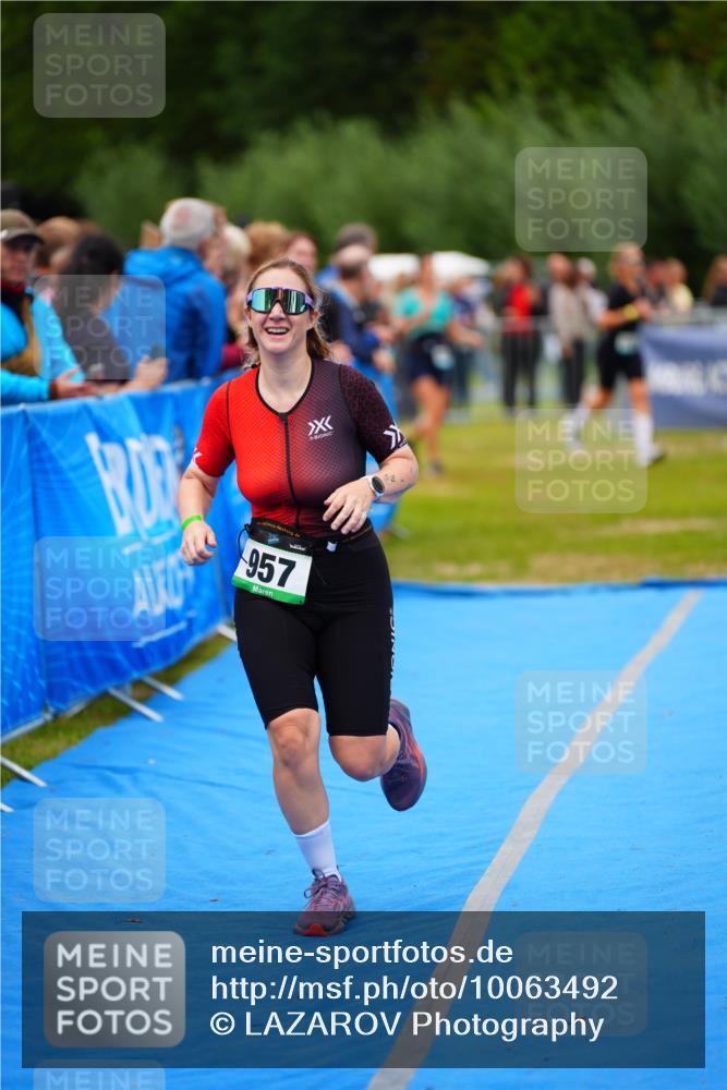 30.08.2026 - Elbe Triathlon Hamburg LAZAROV Photography http://msf.ph/oto/10063492 30.08.2026 11:56:15 Ziel 957 meine-sportfotos.de