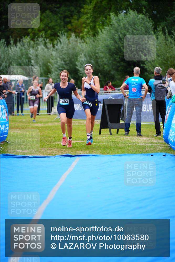 30.08.2026 - Elbe Triathlon Hamburg LAZAROV Photography http://msf.ph/oto/10063580 30.08.2026 11:57:35 Ziel 1403, 1404 meine-sportfotos.de