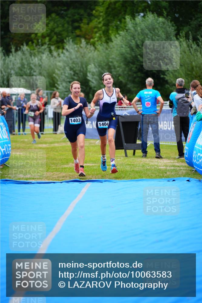 30.08.2026 - Elbe Triathlon Hamburg LAZAROV Photography http://msf.ph/oto/10063583 30.08.2026 11:57:35 Ziel 1403, 1404 meine-sportfotos.de