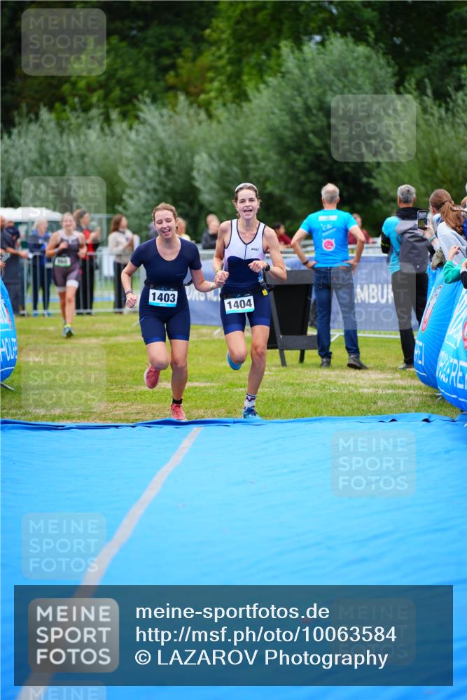 30.08.2026 - Elbe Triathlon Hamburg LAZAROV Photography http://msf.ph/oto/10063584 30.08.2026 11:57:35 Ziel 1403, 1404 meine-sportfotos.de