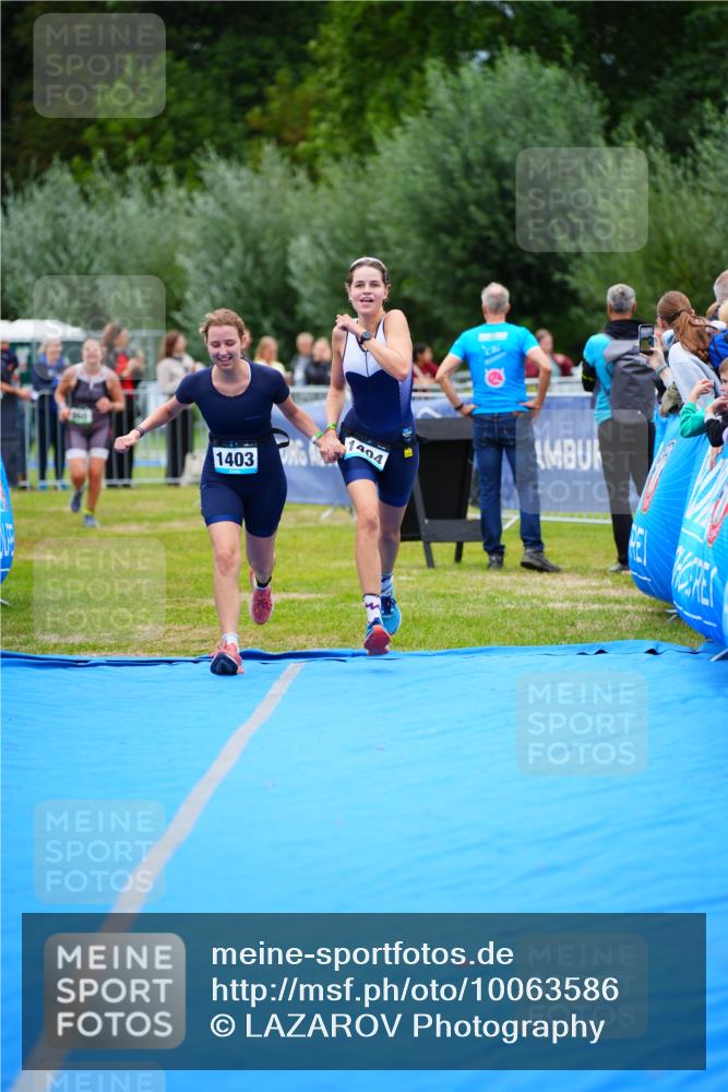 30.08.2026 - Elbe Triathlon Hamburg LAZAROV Photography http://msf.ph/oto/10063586 30.08.2026 11:57:36 Ziel 860, 1403, 1404 meine-sportfotos.de