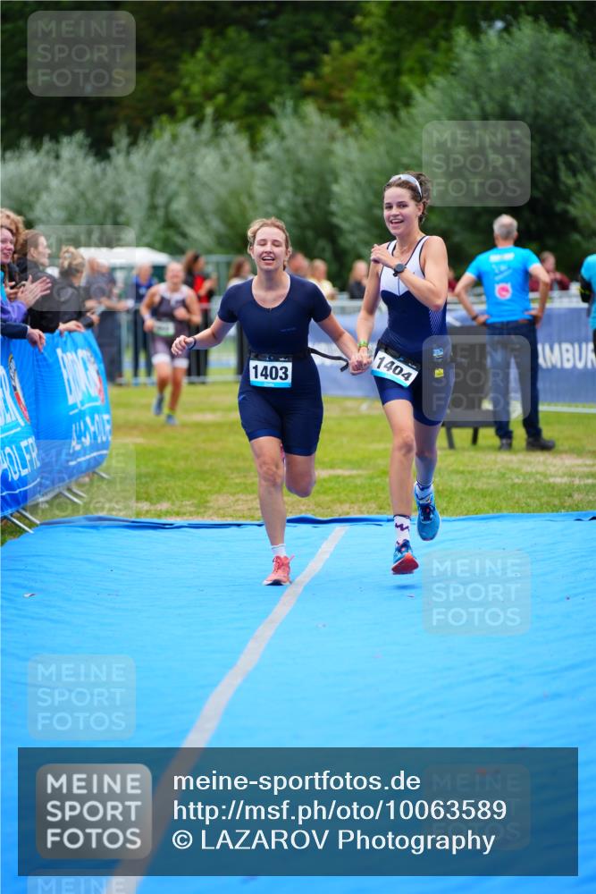 30.08.2026 - Elbe Triathlon Hamburg LAZAROV Photography http://msf.ph/oto/10063589 30.08.2026 11:57:36 Ziel 860, 1403, 1404 meine-sportfotos.de